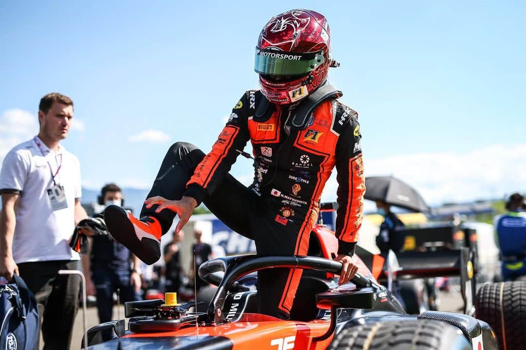 松下信治のインスタグラム：「P21 to p9 today. It Could have been better if I had DRS. But looks like not only me that having other electric issues. Hopefully tomorrow will be clear race for me... ©Dutch Photo Agency @dutchphotoagency」