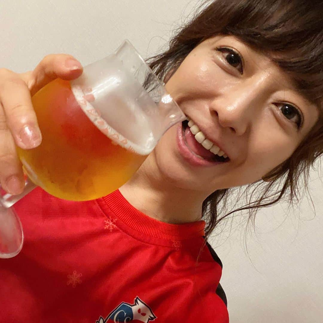 佐藤彩さんのインスタグラム写真 - (佐藤彩Instagram)「コンサドーレ勝ちましたー⚽️ やったー😆！！  2-1でコンサの勝ち⚽️  朝刊さくらいリスナーの皆さんに予想していただいた 「◯対◯でコンサの勝ち！」で、1番多かった2-1！ 当たりましたねー😄  鈴木武蔵選手の2ゴール！ お見事でした😆  1ゴール目は前半3分に決めて、J1再開後、全チームのなかで最初のゴール🤭 有言実行カッコイイ✨  あらためて、週末にコンサの試合を観られる幸せ…🥺 しみじみと…嬉しいなぁ🥺 Jリーグ再開、ありがとう🥺  そして今シーズン初勝利、おめでとうございます⚽️ 次も期待していますよー✨  #北海道コンサドーレ札幌 #コンサドーレ #J1再開 #横浜FC戦 #2対1で勝利  #今シーズン初勝利 #おめでとうございます  #鈴木武蔵 選手 #2ゴール #さすがエース #スピードすごい #パワーアップしてる #早く生で観たい  #堀アナと世永アナの応援熱もすごい #私は家で1人リモーターでした#リモートマッチ #リモマ  #これから勝利の美酒を味わいます #HBC #北海道放送 #アナウンサー #佐藤彩」7月4日 20時45分 - hbc_ayasato