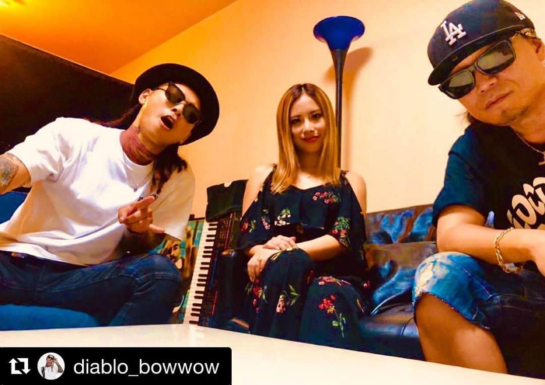 Licanaのインスタグラム：「気になるなぁ😏💭💭💭  #TOKYO #OSAKA #JAPAN #JAPINA #Singer #1988 #KeepSmiling #KeepSinging #yolo #LuvMyLife #❤️  #Repost @diablo_bowwow with @get_repost ・・・ どんな曲できたか気になるよね👀 Coming Soon🔥  #djpmx #licana #diablo #yamagata #sakata #rapper #musician #バウワウ」