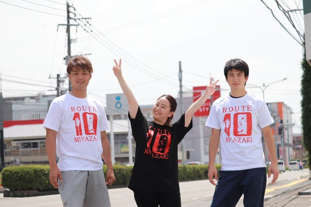 信樂晃史のインスタグラム：「宮崎を盛り上げてよう！ 宮崎支援tシャツ完成✨🙌 置いて頂ける協力店舗様随時募集しています😊 購入希望の方はDM下さい🙆‍♂️ #宮崎支援tシャツ #宮崎盛り上げ隊 #協力店舗様募集 #コロナに勝つ #ピンチをチャンスに #今だからこそ僕に出来ること #狭い宮崎だからこそできる」