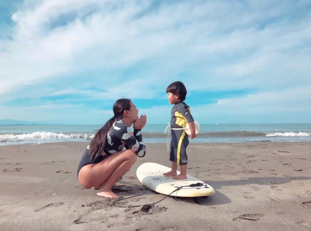 渡辺愛さんのインスタグラム写真 - (渡辺愛Instagram)「海に入る前はテイッって立ったりしてたのに海の中に行ったらこわい〜やぁだぁ〜って😂笑 またサーフィンしようね🙋🏻‍♀️💜 #甥っ子」7月4日 20時43分 - _manawatanabe_