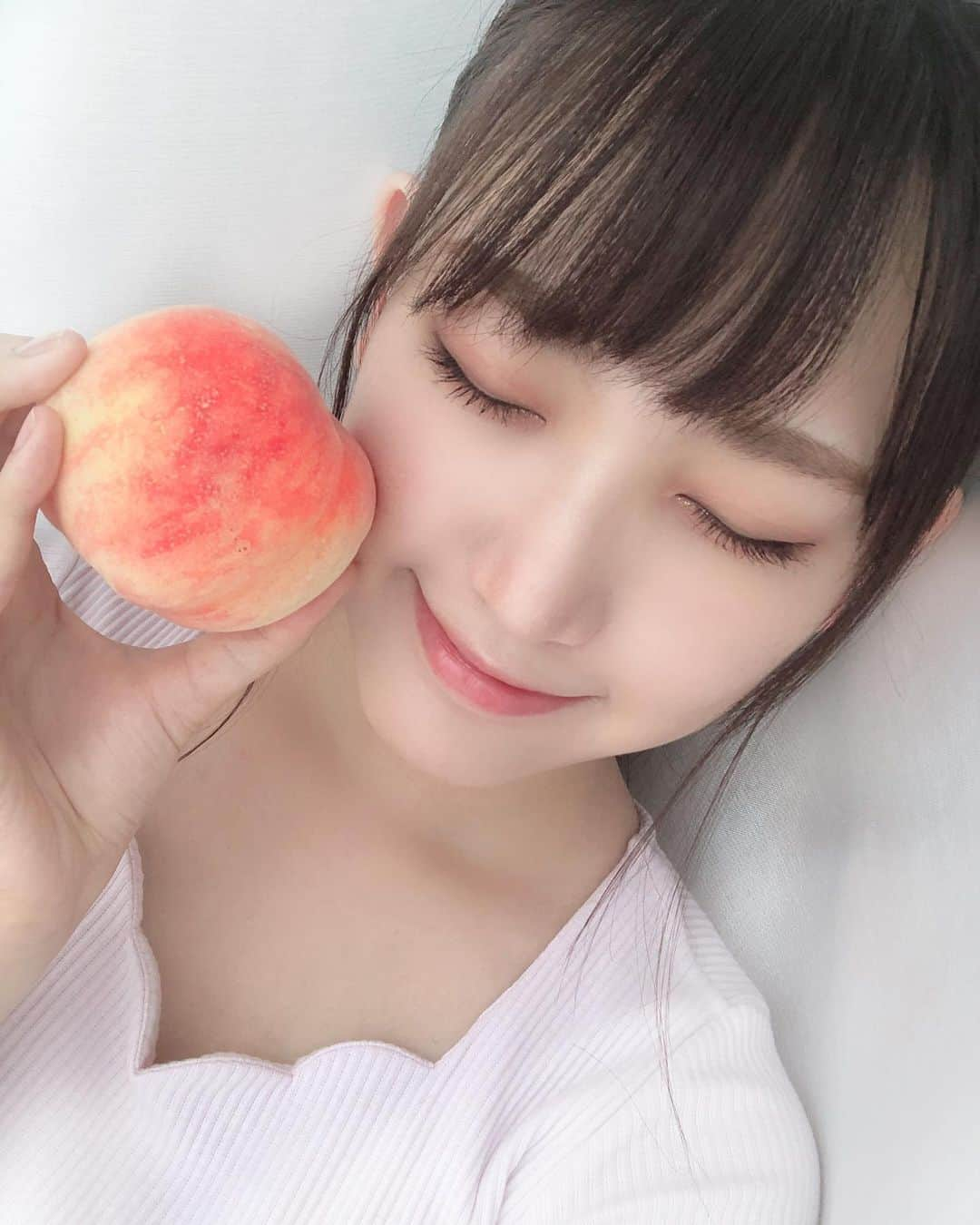 原かれんさんのインスタグラム写真 - (原かれんInstagram)「᯽ Peach🍑 . . . 大好きな桃の季節♡♡♡ . . #包近の桃 🍑 . . #peach #桃 #🍑  #原かれん #かれんたん #nmb48  #selfie #kawaii #ピンク加工  #映え #귀여워 #fruits #이쁘다 #먹스타그램  #instagood #sweets #原ぺこかれんたん #スイーツぴろぴろ #fruits」7月4日 20時43分 - karen_hara315