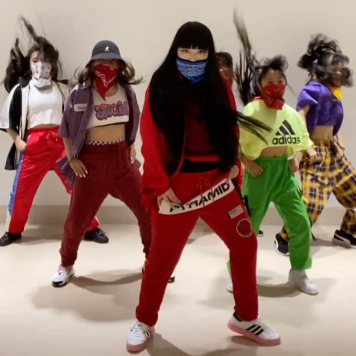 森山穂乃香のインスタグラム：「Go Crazy👸🏻🇯🇵🔥🔥🔥@chrisbrownofficial @blackpyramidofficial #gocrazy #gocrazychallenge #chrisbrown #blackpyramid #honokamoriyama #danceartist #dance #japan  みんな息ぴったりね！！！ 一回一回を大切に集中✊🏻🔥 また照明の色が変わっている😳🎆✨」