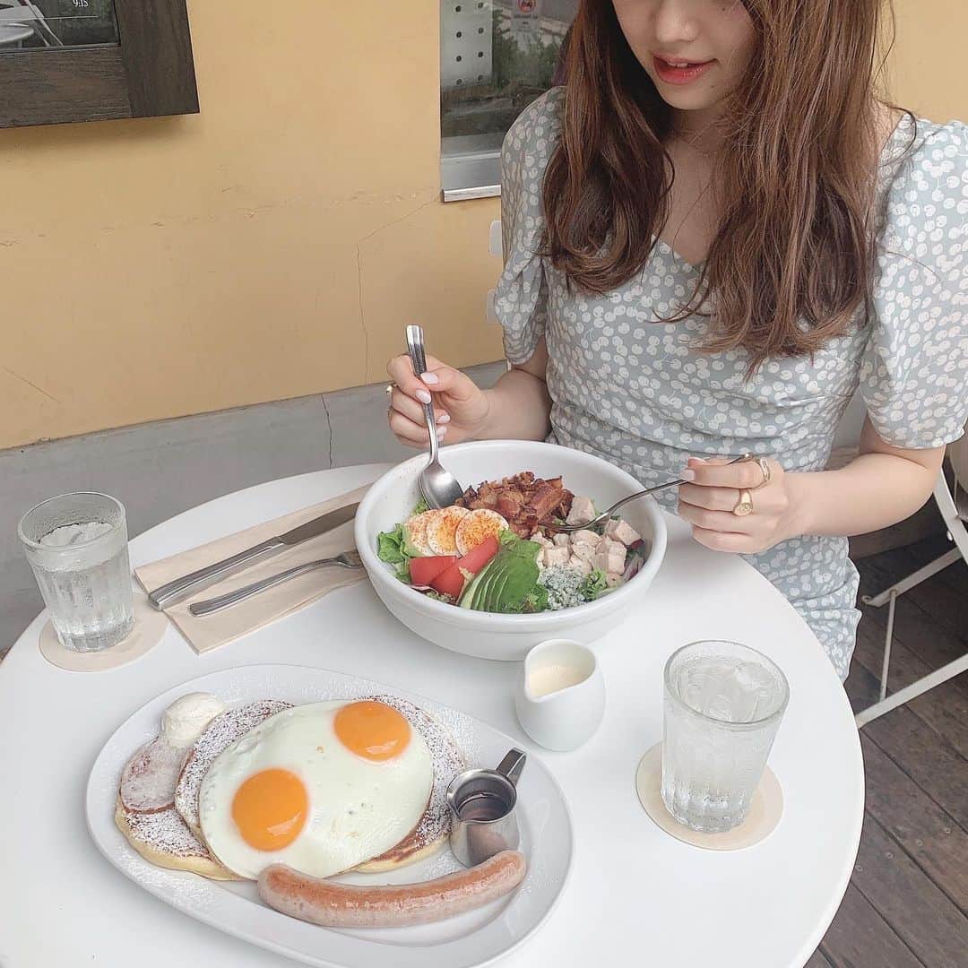 SHIHORINのインスタグラム：「𓂃﻿ ﻿ みーずんとひっさしぶりに会えてlunch🍽♡﻿ カフェ行くのも本当久しぶりだった🤭﻿ ﻿ #バターミルクパンケーキ 美味しかったな〜🤤🥞🍳﻿ ﻿ 笑いすぎてほっぺいたい🤣﻿ また遊ぼね☺️❤︎﻿ ﻿ ﻿ #crisscross #cafe #omotesandocafe #pancakes #lunch #cafestagram #herlipto #クリスクロス #表参道カフェ #青山カフェ #カフェ巡り #東京カフェ #表参道ランチ #パンケーキ #サラダ #パンケーキ巡り #カフェ活 #shihoカフェ巡り」
