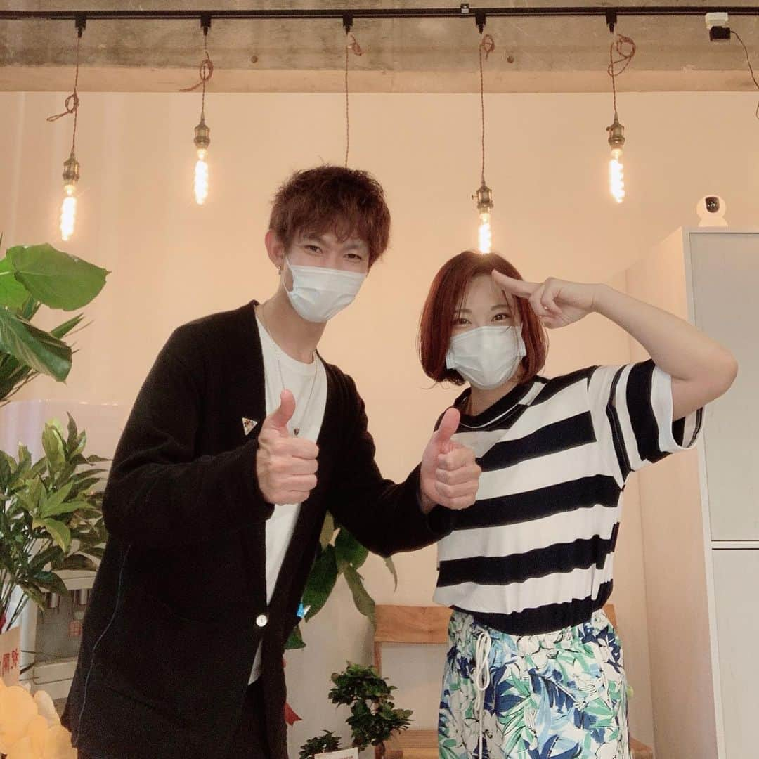 高瀬みゆきのインスタグラム：「いぇーい!! 切ってきたー！さっぱりー🥰  AKIHIROさんいつもありがとうございます😊✨  ヘッドスパまじでおすすめ!!! カットカラーなしのヘッドスパだけでもOKやって☺️✨  タグの謎は行って確かめて😆  #07byafloat  #懸垂のできる美容室 #プロレスラーの高瀬から来ましたって言うと… #安くなるとかならないとか」