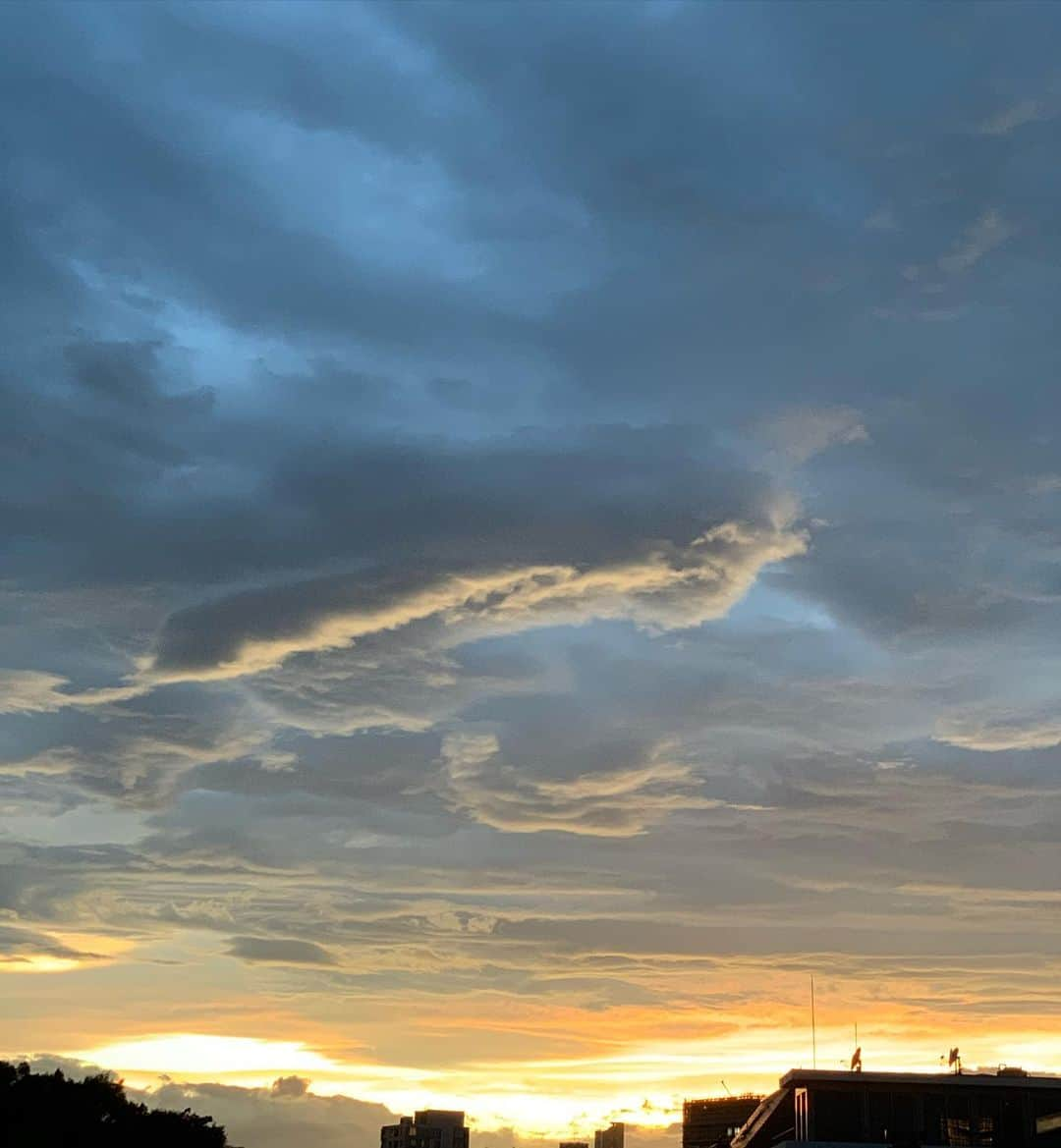 石田ゆり子さんのインスタグラム写真 - (石田ゆり子Instagram)「今日の夕焼け。 燃えるような夕焼けと 流れの速い雲。 去る命 生まれてくる命。 天に帰ることと生まれてくることは きっと、 神様の視点から見たら 同じことだ。 そんなことを ずっと考えていた一日でした。 今日も無事に終わることに ありがとう。」7月4日 20時55分 - yuriyuri1003