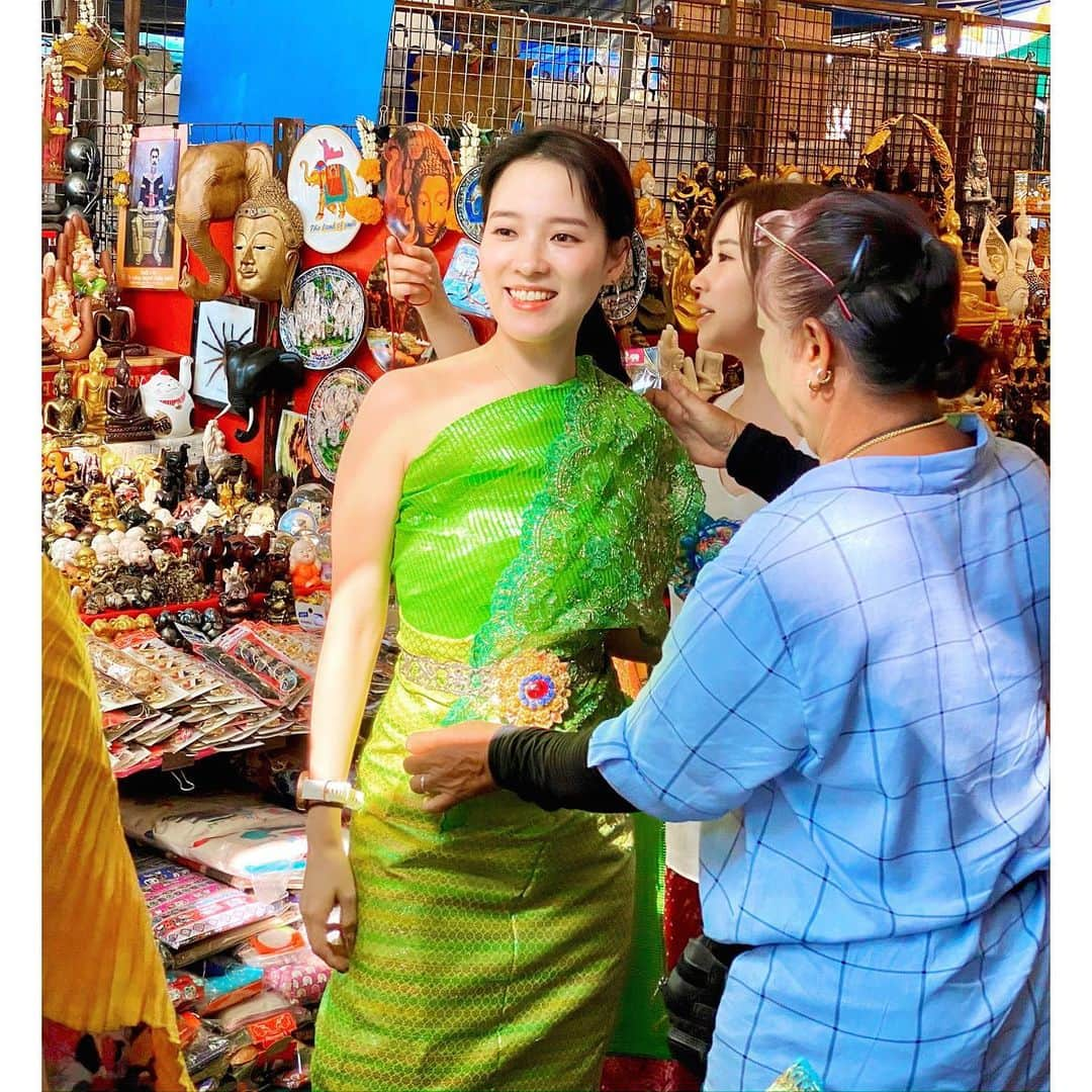 奈津子さんのインスタグラム写真 - (奈津子Instagram)「これまで訪問した中で一番好きな国タイ。旅の途中に良く見かけてて、友達のえなちゃんから教えてもらった　@srichand1948 のトランスルーセントパウダー🌈さすが南国発なだけあって高い温度や湿気でもメイクが崩れない…肌だけでなくマスク側にもぽふぽふしてあげると、マスクを外したあとでも皮脂のテカテカが抑えられるので汗かきな私でも超助かってます🤣適度なツヤもキープできるよ✨早くまた行きたいな…タイが恋しい… ・ ・ ・ #Srichand #fortunepress #シーチャンマスクチャレンジ　#シーチャンパウダーマスクチャレンジ　#トランスルーセントパウダー #タイ　#🇹🇭　#シーチャン　#マスク #家電 #家電好き #家電女優 #奈津子　#メイク動画」7月4日 20時56分 - natsuko_kaden