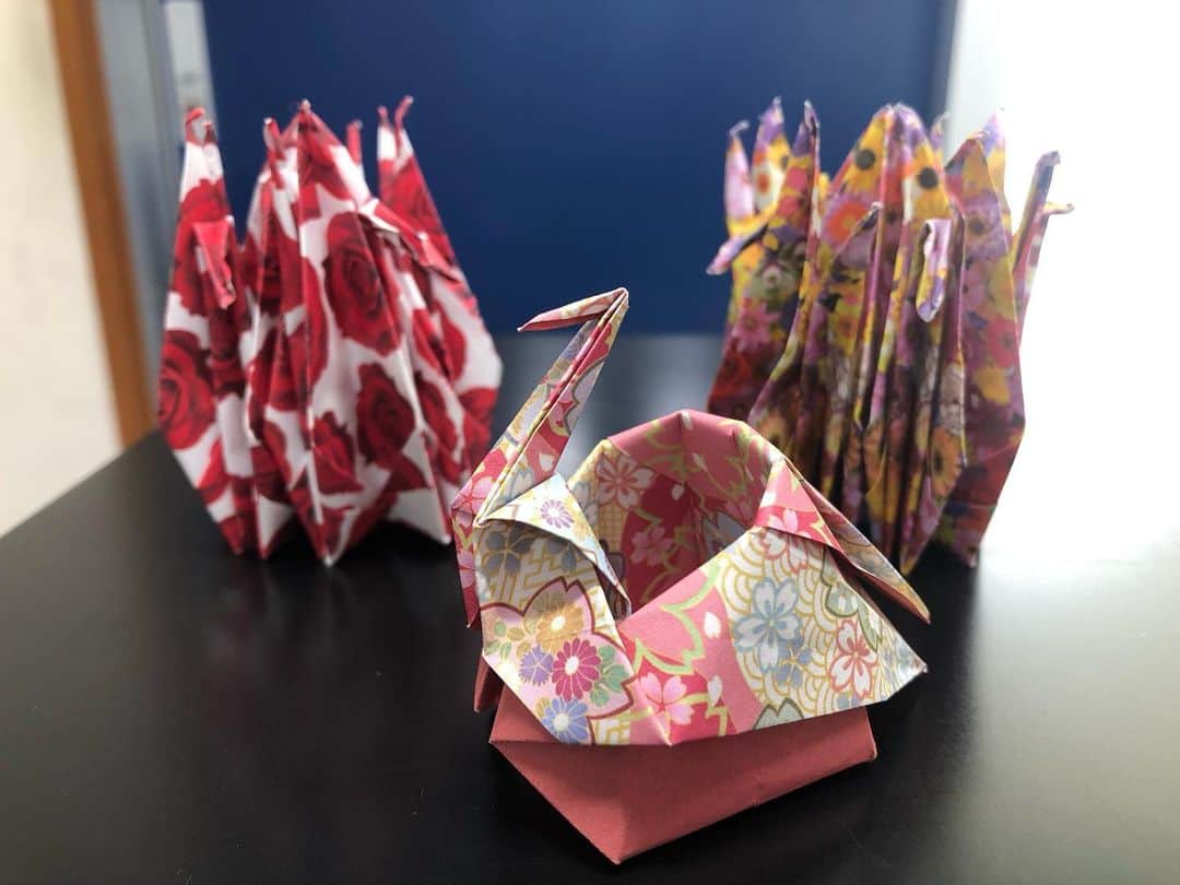 上原彩子さんのインスタグラム写真 - (上原彩子Instagram)「﻿ 知り合いの娘さんが自粛期間中に作成した﻿ 折り紙で作った鶴をいただきました。﻿ ﻿ 折り紙で色々な物を作る遊びは﻿ 日本の伝統的な文化‼︎﻿ ﻿ 私はあまり手先が器用ではないので、難しいのは出来ませんが…﻿ 手先が器用の方は折り紙で色々な物が作れます！﻿  #折り紙 #アート #プレゼント #器用 #不器用 #文化 #日本 #鶴 #伝統的」7月4日 20時59分 - ayako_uehara.golf
