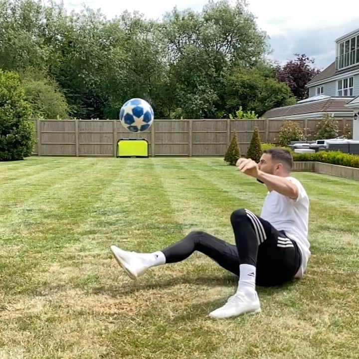 F2Freestylersのインスタグラム：「🚨 NEW VID PREVIEW 🚨 F2 Garden Tekkers dropping soon 😆🔥⚽️」