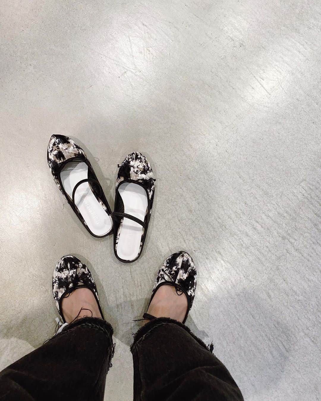 田中里奈さんのインスタグラム写真 - (田中里奈Instagram)「／New shoes ／ ﻿ そのぴーとちょこっとお出かけして、友達とお店でお買い物するってことがこんなに楽しいんだって思い出した今日この頃。﻿ 最近は買い物するにも一人でさくっとだったりオンラインですませちゃったりとかが多かったからな〜。﻿ 気になってた靴もセールでげっとできて幸せ☺️☺️﻿ ﻿ ころんと可愛い形のスリッポン。﻿ 足が小さいもんで、自分ぴったりのサイズの靴に出会えた時の喜びは果てしない…！」7月4日 21時00分 - tanakaofficial