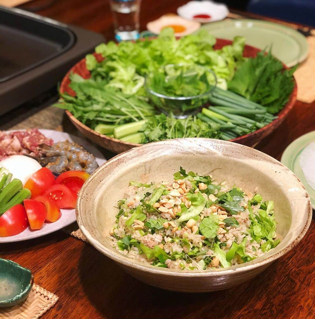 桐島かれんさんのインスタグラム写真 - (桐島かれんInstagram)「今夜は、西麻布ベトナム料理「キッチン」のお取り寄せセットで、ベトナム焼肉とまぜまぜごはんを作りました。 タレに漬け込んだ豚肩ロースと天使の海老をホットプレートで焼き、沢山のハーブ類と共にライスペーパーで巻いていただきます。チリソース、塩胡椒レモンだれ、又は、ヌクチャムにつけていただきますが、これは絶品！ そして、グリーンカレー風味のそぼろ肉ごはんに、レタスなどのグリーンをたっぷり混ぜ込んだ「まぜまぜごはん」は、私の大好物で大満足！ ごちそうさまでした、@kitchen.nishiazabu  #ベトナム料理　#西麻布キッチン #テイクアウト　#お取り寄せ #kitchennishiazabu」7月4日 21時05分 - houseoflotuskaren