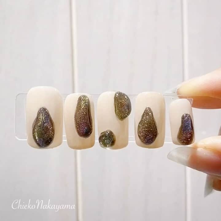 なかやまちえこのインスタグラム：「Cat’sEye Auroraシリーズ3色使いが、宇宙みたいで可愛い💫⠀ @kimagure_cat_whim ⠀ #nail #nails #nailart #ネイル #美甲 #ネイルアート  #japanesenailart #manucure #japanesenails #manicurist #gelnails #أظافر #네일아트 #미용 #vẽmóng #マグネットネイル #magnetnails #マグネットジェル #magneticnails #でこぼこネイル #凸凹ネイル #水滴ネイル」