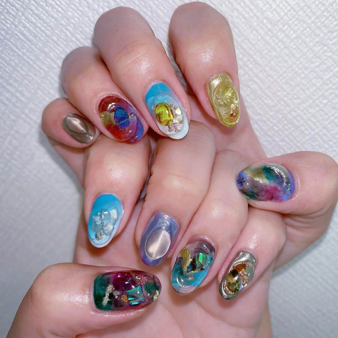 なかやまちえこのインスタグラム：「夏のニュアンスネイル💅⠀ Betty gel C1001ゆり⠀ PREGEL ex 113.230818..821.838.864 PremDoll 607⠀ MagicPowder 1silver #nail #nails #nailart #ネイル #美甲 #ネイルアート  #japanesenailart #manucure #japanesenails #manicurist #gelnails #أظافر #네일아트 #미용 #vẽmóng #ニュアンスネイル #凸凹ネイル #ひなんちゅ @hinaofficial0313 @pregelofficial @bettygel_official」