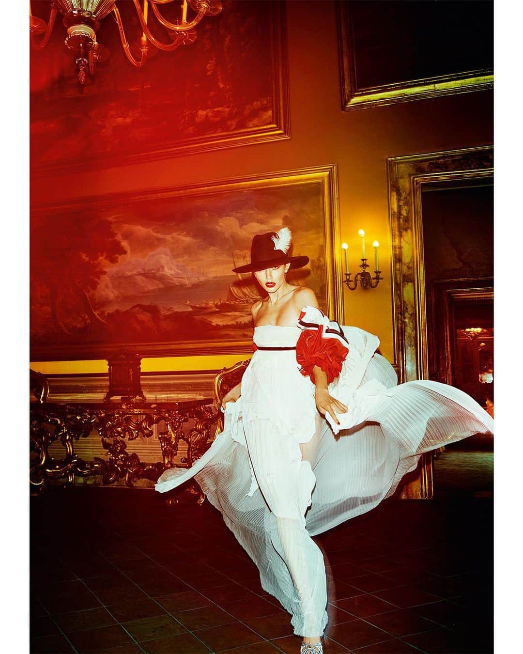 マリオ・テスティーノのインスタグラム：「Italy was often the perfect place for a fashion shoot because of its beautiful scenery, historical environments… and wonderful weather!  Here are some of the images that appear in my new book ‘Ciao’, now on sale in Taschen stores and online. ⁣⁣ -⁣⁣ Italia era a menudo el lugar perfecto para una sesión de fotos debido a sus hermosos paisajes, lugares históricos ... ¡y clima maravilloso! Estas son algunas de las imágenes que aparecen en mi nuevo libro "Ciao", ahora a la venta en las tiendas Taschen y en línea. ⁣ -⁣⁣ Ciao, Taschen, 2020⁣⁣ ⁣⁣ #MarioTestino #Ciao #Italy #Taschen #2020⁣」