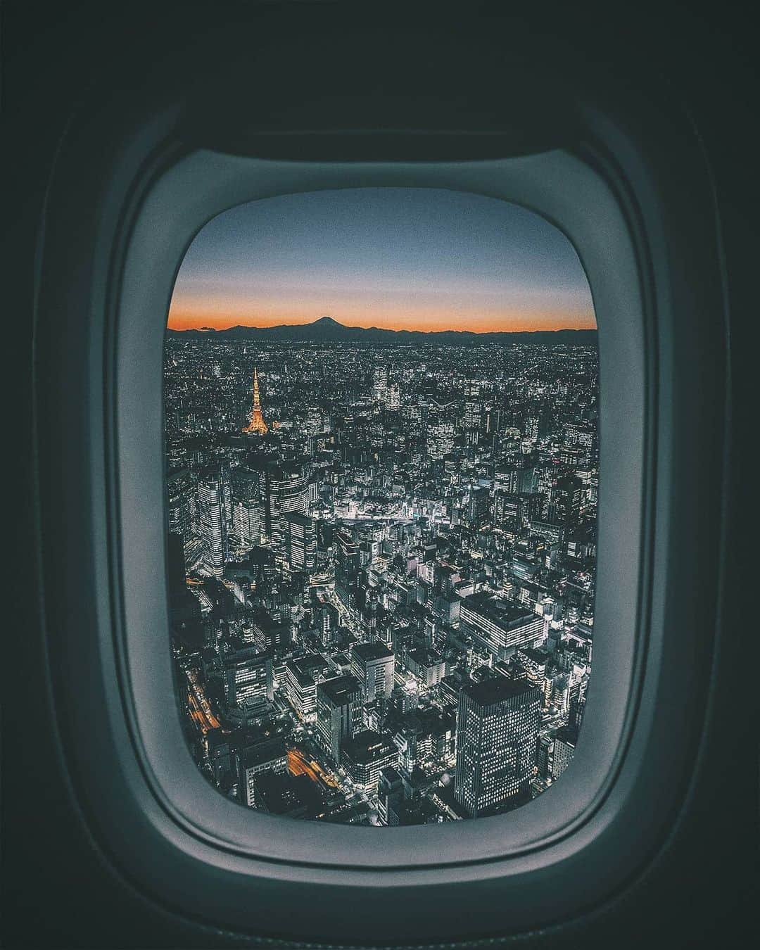 Berlin Tokyoのインスタグラム：「Mesmerizing aerial view of Tokyo as it puts on a show for the nightfall. . . . #hellofrom tokyo #japan」