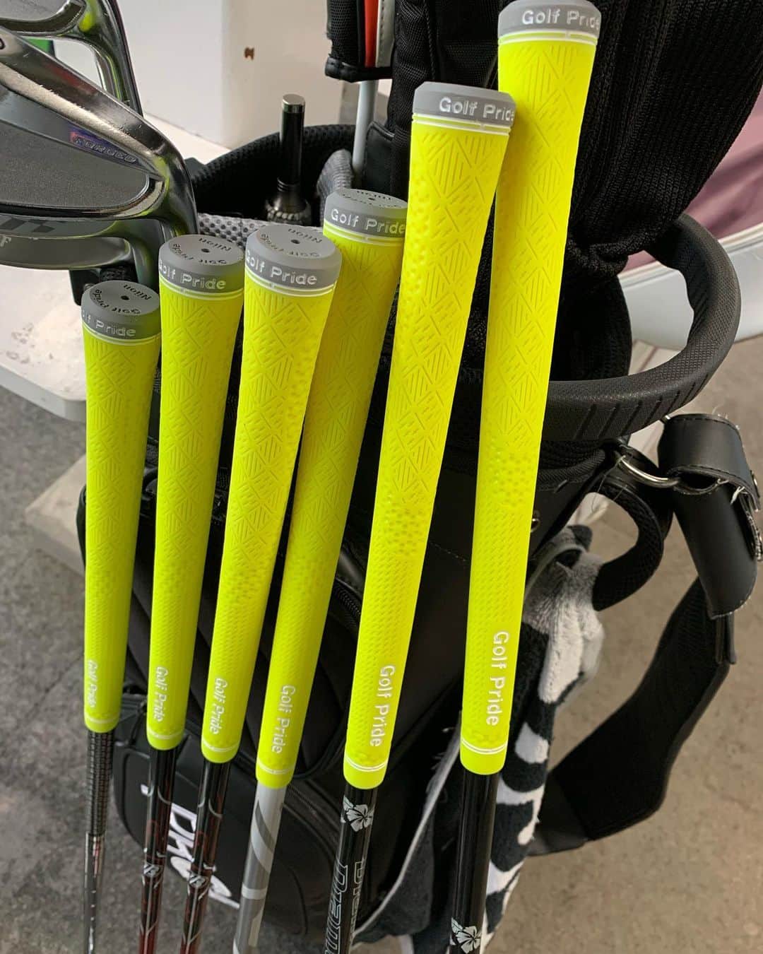 のインスタグラム：「グリップ交換してもらいました 新しいとやっぱりしっくりきますね✨  #golfpride #グリップ#きいろ#ゴルフ #golf#⛳️  コロナの感染者が増えていて心配です。 どうか皆さま引き続き気をつけてお過ごしください！」