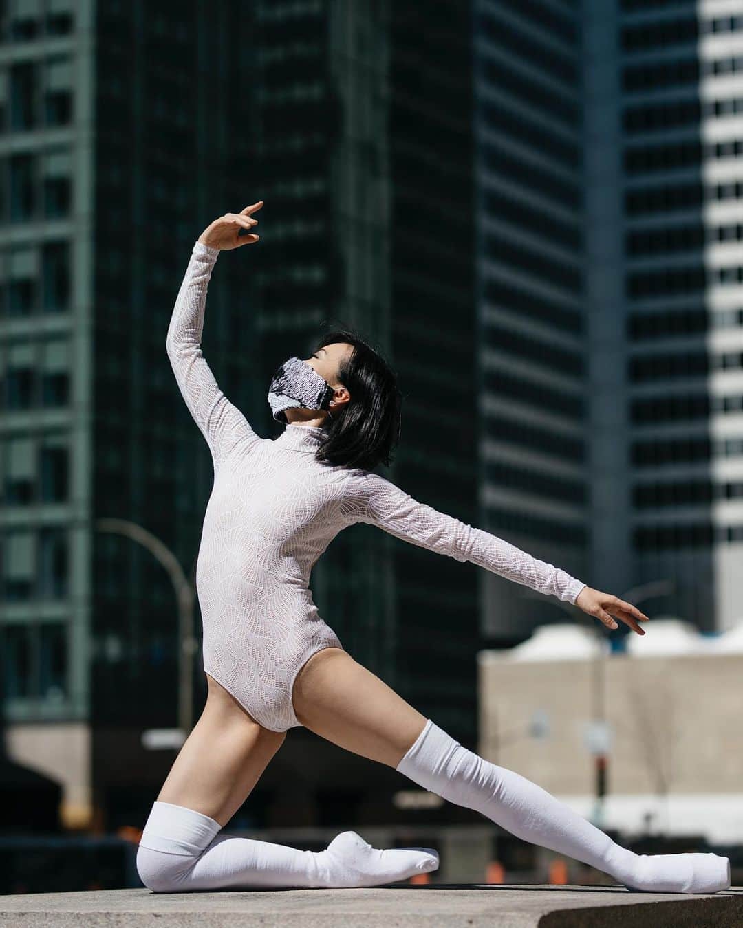石井杏奈さんのインスタグラム写真 - (石井杏奈Instagram)「Never lose hope. We never know what tomorrow might bring🤍 @melika.dez 📸 . . . このめっちゃシンプルなポーズが、一番難しかったかも😂下が石で膝がめっちゃ痛かった😂下の足アンディオールにするとバランス取りにくいし🤪目を瞑るとさらに。。やってみて〜🤣👍 #チャレンジ #mtl #montreal #canada #dance #realcity #514 #dancephotography #ballet #balletdancer #balletphotography #pointe  #ballerina #facemask #coronavirus #covid19 #leotard #socks #outside #カナダ #モントリオール #ダンサー #白 #マスク #トゥシューズ #靴下 #ニーハイソックス #ダンス #晴れ #野外撮影」7月4日 21時18分 - annaishii