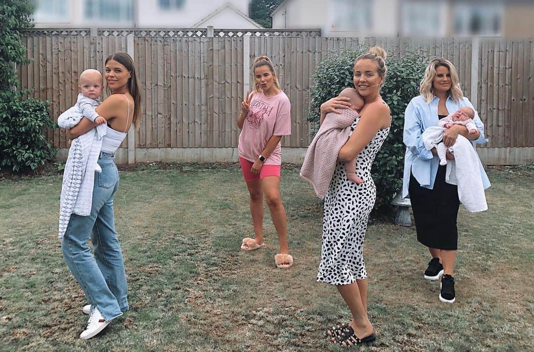 ジョージア・コウソウロウのインスタグラム：「I actually love this picture so much! & I love you girls so much !! It’s such a magical thing when your friends have babies .. at the same time 🤣 we all have such a special bond that not a lot of people will ever understand & I can’t wait to tell all our kids about our crazy life & the antics that used to go down.. well some we will miss out 👀🤣 we are all at an age now where it’s seen as the “next stage” but Iv realised there is no right  or wrong way to do things & no right or wrong order .. everyone is different & everyone’s life’s are different & that’s what makes it so special . So anyone who feels pressure or thinks they should be doing this or that.. don’t ! We are all on our own path ❤️ ❤️❤️❤️❤️❤️❤️❤️❤️❤️」
