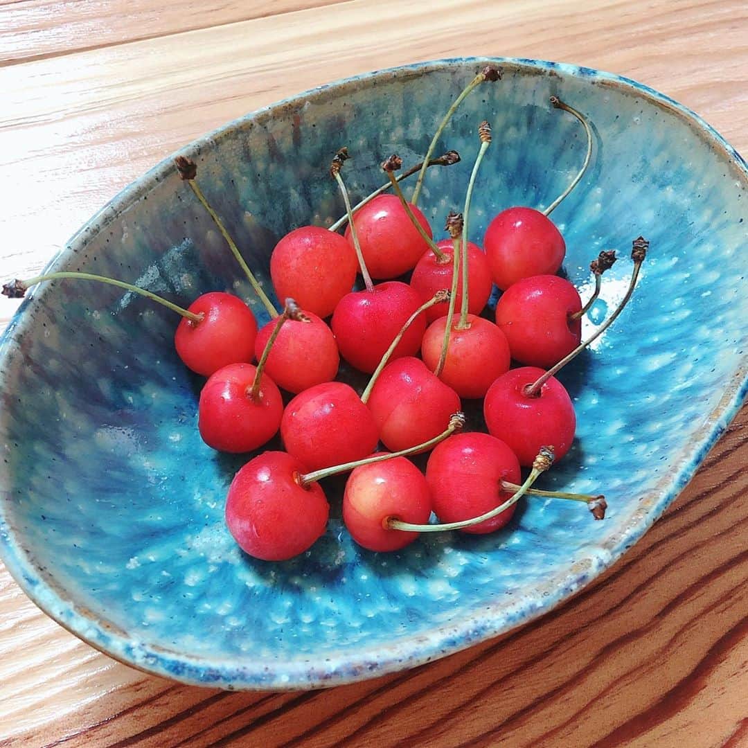 石川瑠利子のインスタグラム：「. . 石垣島で買ったお皿に🍒 旬の野菜、果物は栄養満点でいいよね😍🙏🏻✨ さくらんぼは栄養バランスのいい果物で、鉄分も多く含まれてるからたくさん食べると貧血にもいいのです🙆🏻‍♀️❤️ . . #cherry #foodstagram #fruit #焼き物好き #さくらんぼ」