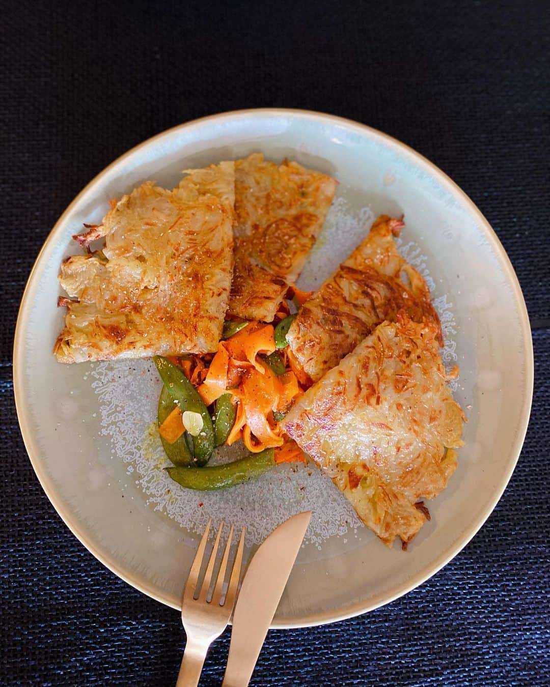 裕木奈江さんのインスタグラム写真 - (裕木奈江Instagram)「ポテトパンケーキ、人参と絹さやソテー添え🍽 旨旨😋🥔🥕🥞  #patatopancakes #breakfast #blunch #vegetarian」7月4日 21時29分 - nae_yuuki