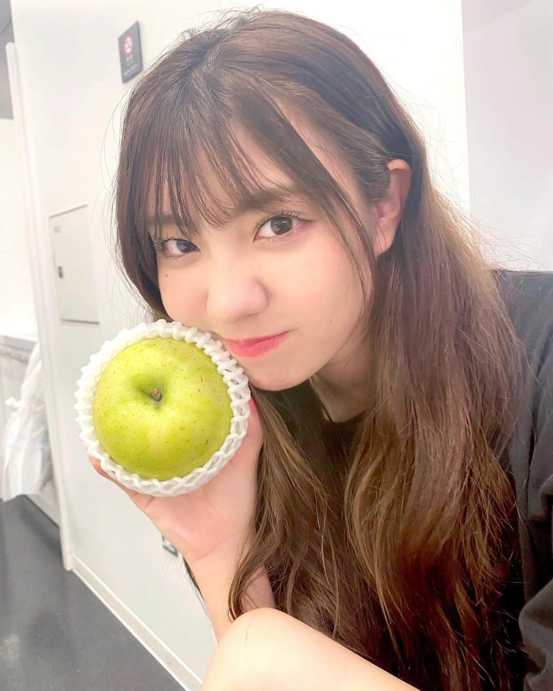小玉梨々華のインスタグラム：「りんごをいただきました」
