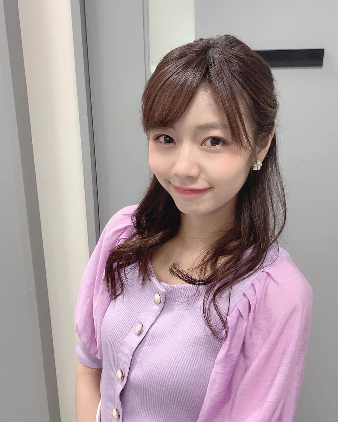 杉浦みずきのインスタグラム：「. 載せ直しますごめんなさい🙏 明日はサンデーモーニング です💜 先週の衣装 カーディガン・スカート @belinda_official_world  イヤリング @plusvendome_official   #belinda  #plusvendome」