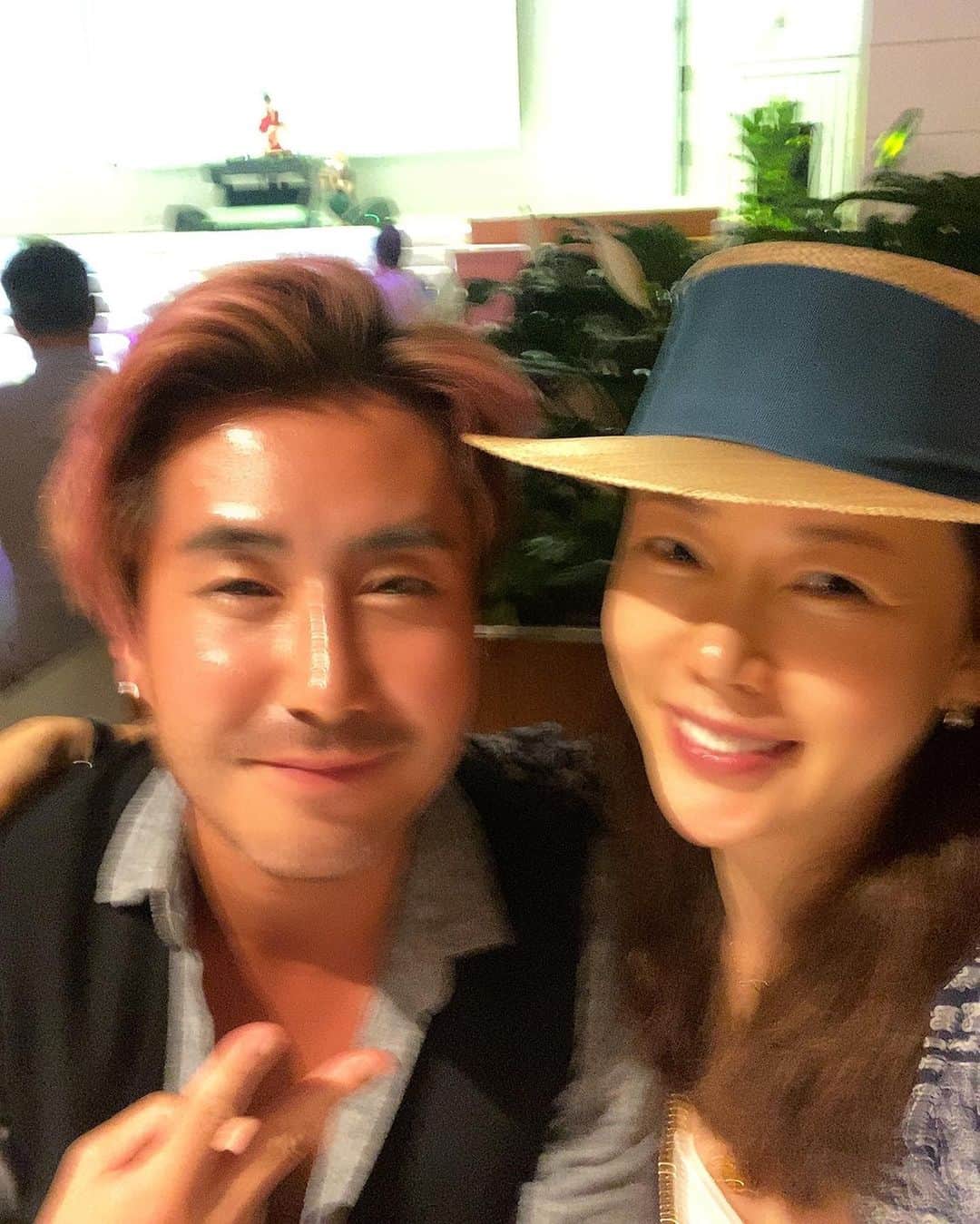 アン・ソニョンさんのインスタグラム写真 - (アン・ソニョンInstagram)「#안길동그램  . . . 서울역서 바로 달려가서 너무 혼자 바닷가복장이라 쵸큼 챙피했지만, #클린이태원 한복판에 힙터지는 #몬드리안호텔 오픈이라니, 그리고 그 안에 #끌로에뷰티샵 이라니 이건 뭐 초대못받으면 #핵인싸 아닌걸로😉 . . . . 어느덧 20여년의 인연, 진정한 #외유내강 내공레벨 50000+ 이신  #김선진대표님 @c_l_o_e_kim_sunjin  늘 존경하고 사랑해요❤️ . . . 내 동생 #진팍원장 @parknbaker  다들 줌바강사로 알고 계시겠지만 자그마치 캐나다 로레알스쿨 졸업한 #헤어디자이너 로 더 유명하다는 사실👍 이번 힙터지는 #끌로에in몬드리안호텔 샵의 대표원장님 되신거 축하해 축복해 ❤️ . . . . 내가 소개한 두분 인연 오래오래 20년30년 가시길🙌🏻 . . . . #사람이재산이다 #사람부자 #흥부자 #열정부자 #바로어무이 #바로스와친구들💕」7月4日 21時27分 - anney_an_love
