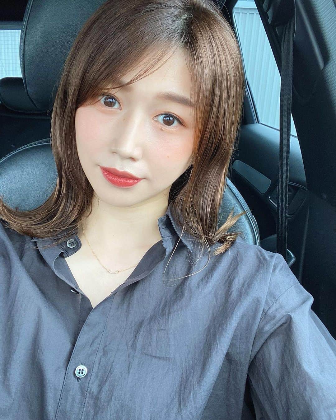 平有紀子のインスタグラム：「いつもベージュとか白のシャツは着てたけどたまには黒♡ . 軽い質感のシャツだから黒でも重くなくて🙆‍♀️ @noble.jp のものです🤍🖤 . . そしてなぜか自粛期間あけたらこのひと月で2キロ太ったんだけどなぜ🤣 . アイスの食べすぎかな…🍦 ハーゲンダッツのBARタイプのバニラチョコレートマカダミアが大好きなのです🥺💗 . . #シャツコーデ #ネックレス #tiffany #男の子ママ」