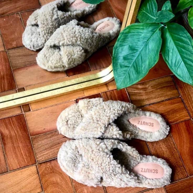 Schutzのインスタグラム：「MORNING CRUSH 💛 LIVE IN SCHUTZ MUST-HAVE #liveinschutz #schutzhomewear」