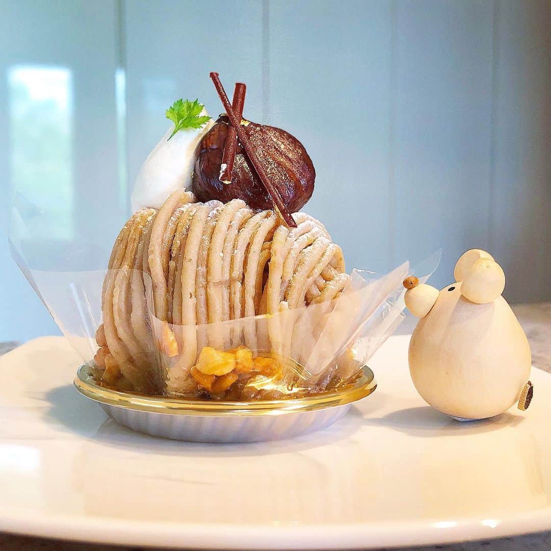 榊山敬代のインスタグラム：「🧁🌰✨… ・ 先日のココナッツケーキ につづきましてこの日は  和栗たっぷりなモンブラン様も 紅茶と共にいただきましたの巻  ひと口目で和栗の濃厚さへクラクラと しながら大変美味しゅうございました  ネズミちゃんもソーシャルディスタンス 忘れて夢中にモンブランさまへ接近の図  でもモンブランさましっかりと対策されていて  透明フィルムがフェイスシールドになり コロナ対策にネズミちゃんも安心のとき  #また食べたい ・ ・ さて今日は新たなアイテム のラフ案いろいろと考え中  今日はピンとこないまま 明日はカタチにする目標 ・ ・ 💻✏️💭…#煮詰まり中… ・ ・ #おうちごはん 今から🍳、、 #おうち大好き #enjoyhome ・ ・ ・ #cream #cake #ケーキ #モンブラン #MontBlanc #帝国ホテル東京 #cafe #和栗 #marron  #ガルガンチュワ #スイーツ #おやつ #紅茶 #マリアージュフレール #MARIAGEFRERES  #おうちカフェ #coffee  #日本画家 の #ご褒美」