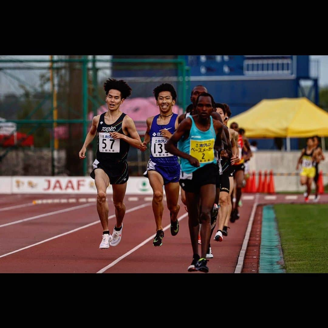 遠藤日向のインスタグラム：「7/4/2020 日本でのレースは約1年ぶり。 久しぶりの緊張感を味わえて、現状把握もできて良い遠征になりました。  順調にきています。千歳 5000mに向けてもう一段階頑張ります！  #住友電工 #2位 #7'49"90  📸: @ekiden_news   ps.竹内さんとは2019ニューイヤー駅伝2区で一緒に競い合いました。 そのレースが楽しくて、今回走ってる途中に後ろを見たら竹内さんが居て、楽しいなって思って笑ってしまいました...笑」