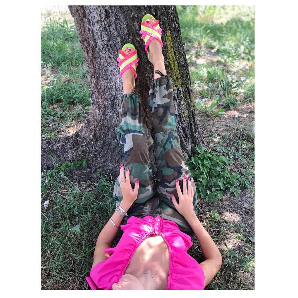 のインスタグラム：「#islo #isloshoes #isloisabellalorusso #shoes #sandals #suede #rafia #details #fluo ##detailsmakethedifference #solocosebelle #moodoftheday #abbigliamento #lestreghe #camouflage #top #pantalone #nature #summer #shopping #shoponline #madeinitaly #gin #staytuned」