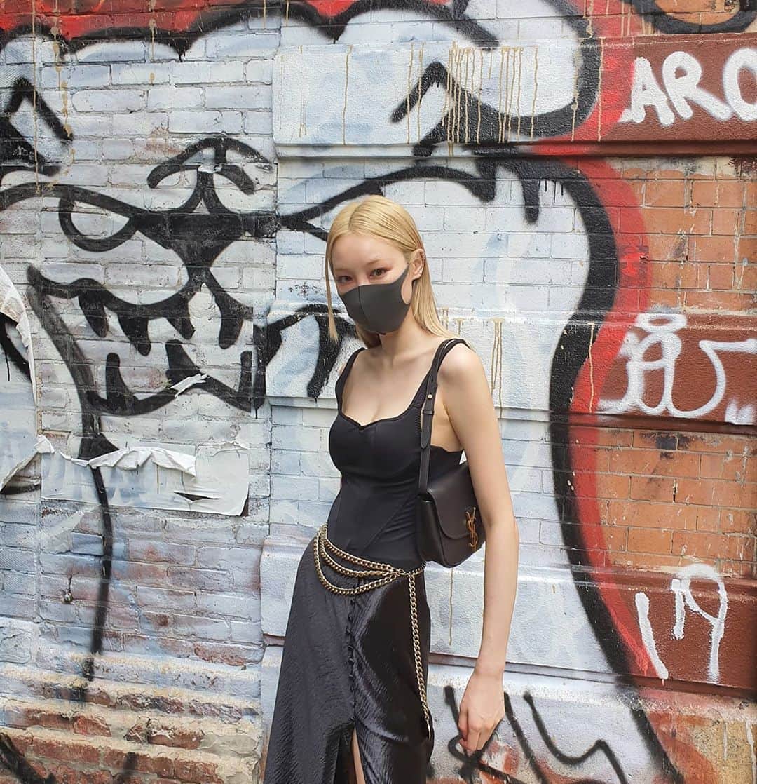 フェルナンダ・リーのインスタグラム：「Cute bulldog 🌞 Wearing vintage clothes and not-vintage @ysl Kaia bag」
