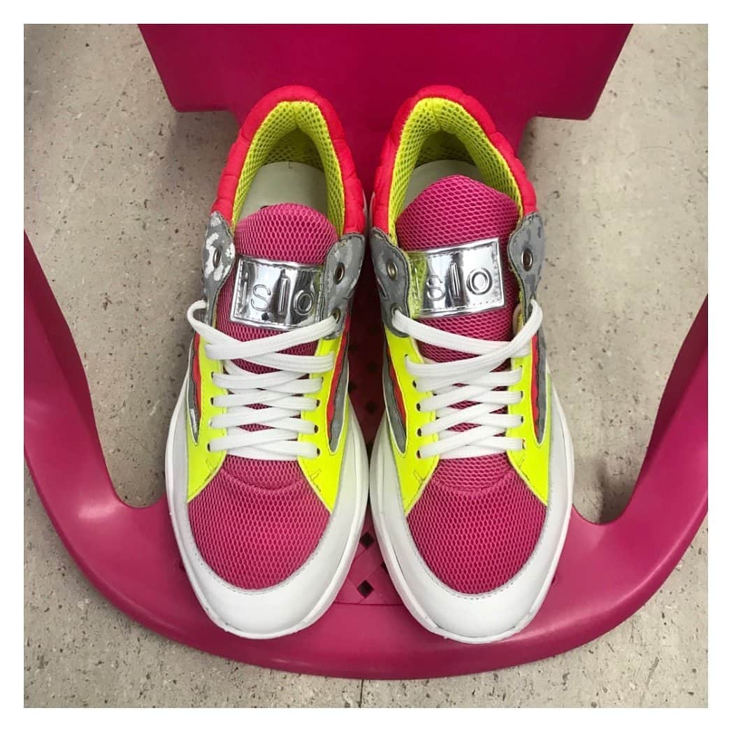 のインスタグラム：「#islo #isloshoes #isloisabellalorusso #shoes #sneakers #logo #leather #tessutotecnico #details #colore #detailsmakethedifference #solocosebelle #shopping #shoponline #madeinitaly #irama #staytuned」