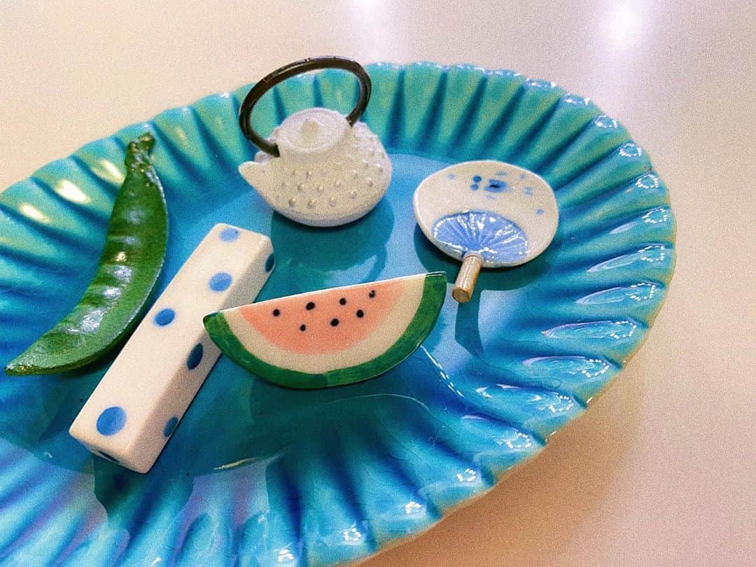 渥美友里恵のインスタグラム：「「🍉」﻿ ﻿ 夏用の箸置き☺︎ 🆕﻿ ﻿ ミニマムかわいい…！！﻿ ﻿ ﻿ #夏﻿ #箸置き﻿ #夏のしつらえ  #丁寧な暮らし」
