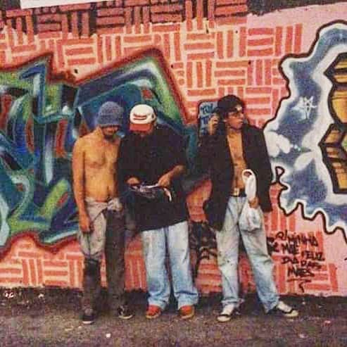 osgemeosのインスタグラム：「Osgemeos e Sachi do Chile no  início dos anos 90... Av do Estado / muro da linha do trem #osgemeos #chile @pinacotecasp retrospectiva」