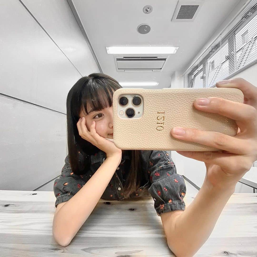 若林真帆のインスタグラム：「¨﻿ ﻿ ニコラモデルオーディションについて〜﻿ ﻿ ニコモになりたての時、小6の頃の私は話すことが苦手で﻿ 編集部さんが話しかけてくれても、うなずく事しかできないくらい﻿ 本当に無言のまほでした（笑）﻿ あの時は喋らなすぎて色々な方に迷惑かけたかも...🙇‍♀️﻿ ﻿ それでも徐々に慣れていって？かな？少しずつ話すようになって﻿ 今のまほになったよ✊﻿ ﻿ 私の場合撮影慣れるまで少し時間がかかったけど、﻿ 慣れてしまったら1回1回の撮影が本当に楽しいです！👧🏻💗﻿ (ほとんどのニコモは半年〜1年位で慣れてると思う！)﻿ ﻿ 普通の女の子じゃなくなる分、﻿ ニコモにならないと出来ないような経験を沢山させて頂けるので、﻿ 私はニコモになって本当に良かったと思ってます🌱🌱﻿ ﻿ 受けるか受けないかで迷ってる子は絶対受けてください！﻿ 受けないで後から後悔しないように！！！﻿ ﻿ 皆さんお待ちしてます(^o^)o❕﻿ 2次審査と最終審査はまほかなめあむーちょで会いにいきます！﻿ たのしみだ🐳﻿ ﻿ 2枚目〜の写真は20期のみんなとっ﻿ 初撮影のときだよ！びっくりするくらい幼い（笑）﻿ ﻿ ¨¨﻿ ﻿ 【締切↓↓↓】﻿ ・郵送のコ　7月20日（月）までに編集部に到着！﻿ ・ネット応募のコ　7月14日（火）23:00まで！﻿ ﻿ ⇒ニコラ編集部の住所﻿ 〒162-8871﻿ 東京都新宿区矢来町71﻿ 新潮社 ニコラ編集部﻿ 『ニコラモデルオーディション』係﻿  ﻿  ﻿ ¨¨﻿ #ニコラ #nicola #ニコラモデルオーディション #若林真帆」