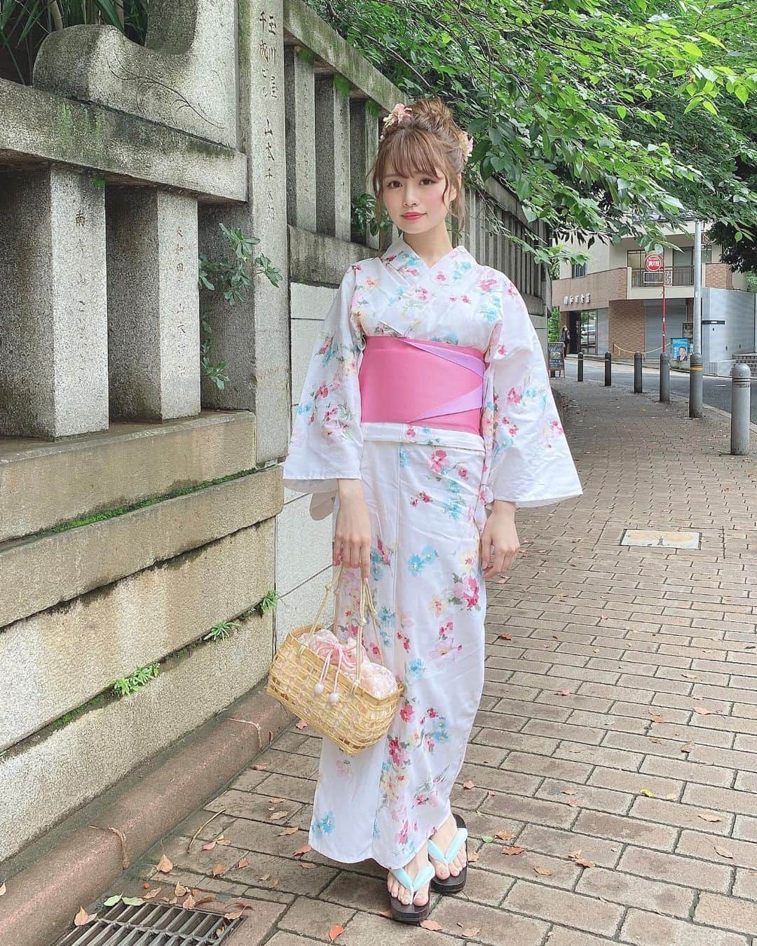 Isakoさんのインスタグラム写真 - (IsakoInstagram)「merrisa浴衣👘💕 7/7に発売に決定しました💫 . コロナの影響で数量限定になってます🥺 最新情報は @merrisa_official をチェックしていて下さいね🥰💕 . . 二色展開でそれぞれ、 💖浴衣、帯、下駄の三点セットと 💖浴衣、帯、下駄、帯締め、カゴバッグの五点セット の二種類の販売になります👘 . . . . #浴衣#浴衣デート#浴衣ヘアアレンジ#浴衣女子#浴衣ヘア#浴衣アレンジ#浴衣着付け#浴衣コーディネート#着物#着物コーディネート#着物ヘア#着物女子#merrisa#お団子ヘア#お団子アレンジ」7月4日 21時50分 - ichaaako