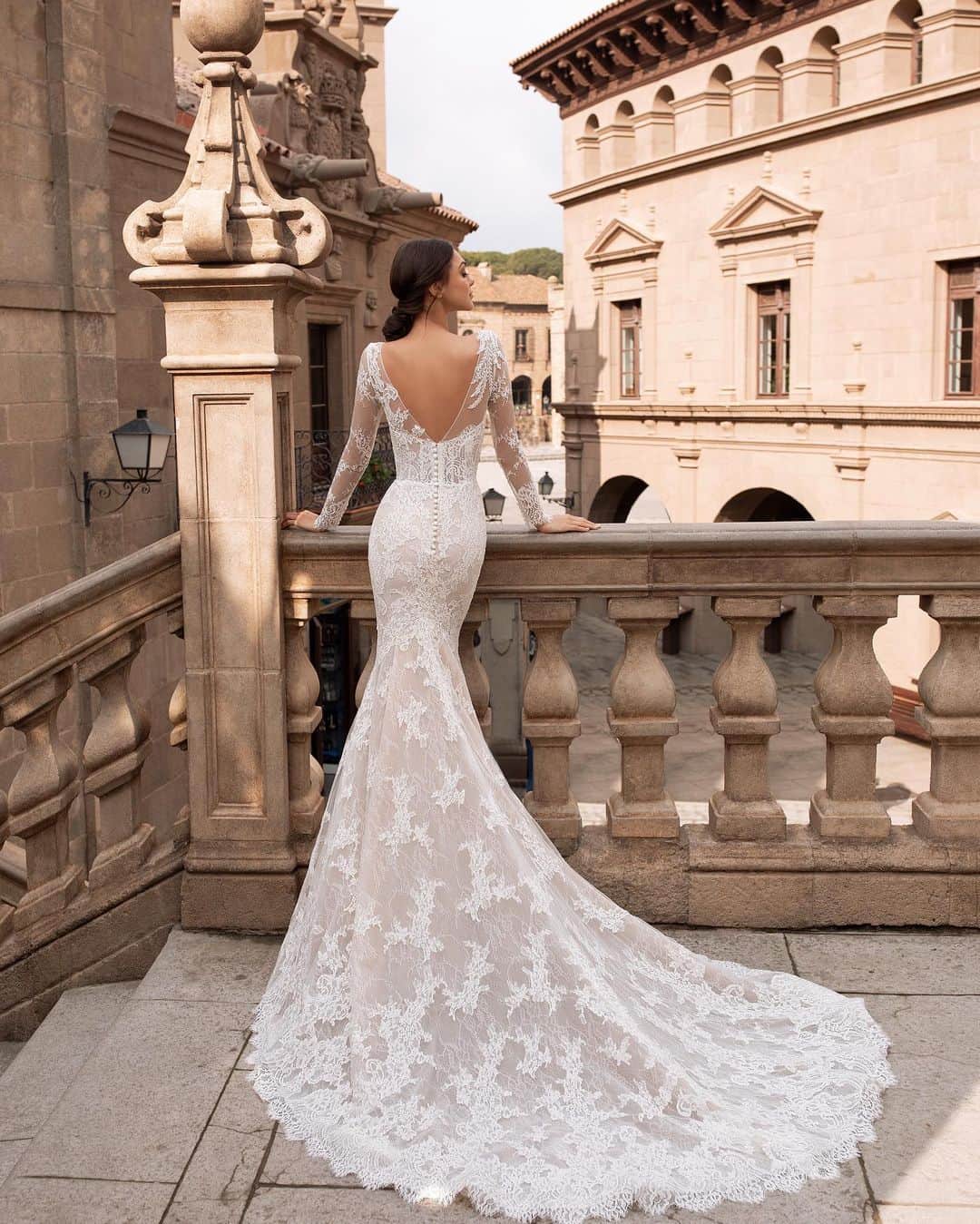 Pronoviasさんのインスタグラム写真 - (PronoviasInstagram)「Long sleeves and all over Chantilly lace. Click on the link in bio to discover the Thyone dress. #Pronovias2020 #Pronovias #laceweddingdress」7月4日 21時51分 - pronovias