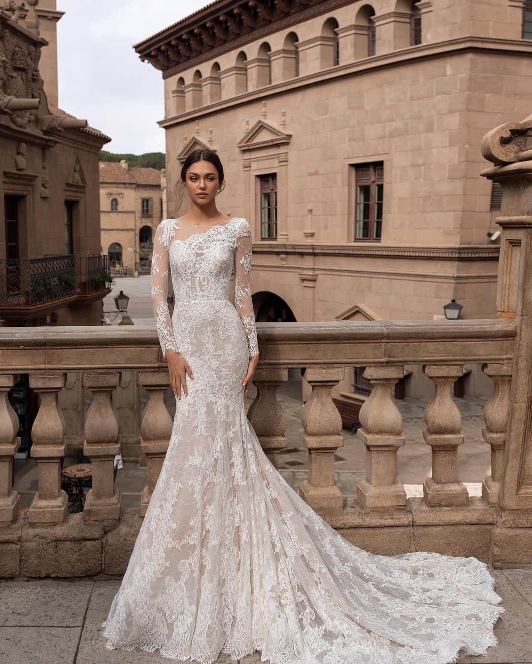 Pronoviasさんのインスタグラム写真 - (PronoviasInstagram)「Long sleeves and all over Chantilly lace. Click on the link in bio to discover the Thyone dress. #Pronovias2020 #Pronovias #laceweddingdress」7月4日 21時51分 - pronovias