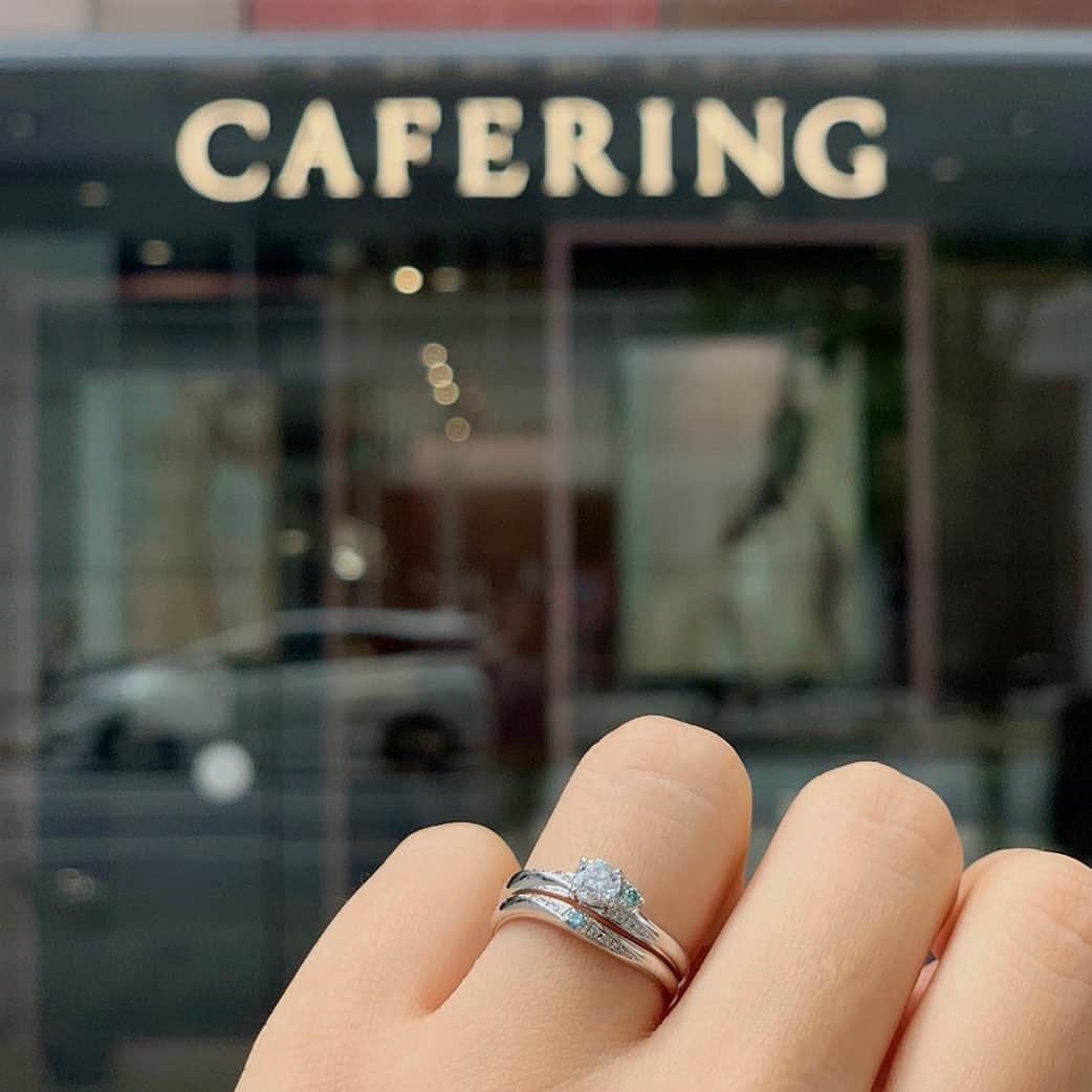 Cafe Ringさんのインスタグラム写真 - (Cafe RingInstagram)「アイスブルーダイヤモンドがポイントの重ねづけリング「Meotoiwa」﻿ ﻿ 縁結びの象徴と言われる三重県の「夫婦岩」がモチーフ。﻿ 夫婦岩に昇る朝日の情景と二見浦の清らかな渚をデザインしました🌅﻿ ﻿ 婚約指輪と結婚指輪に1石ずつ輝くアイスブルーダイヤモンド。﻿ 実はお揃いで男性の結婚指輪の内側にも入っています💎﻿ ﻿ 💍婚約指輪&結婚指輪：Meotoiwa﻿ (三重県の取扱店CLEAR @clearbridal と﻿CAFERING銀座本店のみの限定デザインです)﻿ ﻿ ﻿ 🏠『おうちCAFERING』ご自宅で選べる、ブライダルリングお貸出サービス﻿ ▶️詳細・ご予約は @cafering.platinum プロフィールリンクから﻿ ﻿ ﻿ CAFERING 銀座本店 / 全国正規取扱88店舗 ﻿  #CAFERING#カフェリング #銀座#プラチナ﻿ #幸せのブルー﻿ ﻿ ﻿ #結婚指輪#婚約指輪#マリッジリング#エンゲージリング#結婚指輪探し#婚約指輪探し#ダイヤモンドリング#プラチナリング #💍#結婚指輪プラチナ#プレ花嫁#2020秋婚#2020冬婚#結婚式#プロポーズ#結婚準備#ブルーダイヤモンド#ブルーダイヤ#アイスブルーダイヤモンド#結婚指輪ブルー#サムシングブルー#三重県花嫁#夫婦岩#二見浦#三重限定」7月4日 21時52分 - cafering.platinum