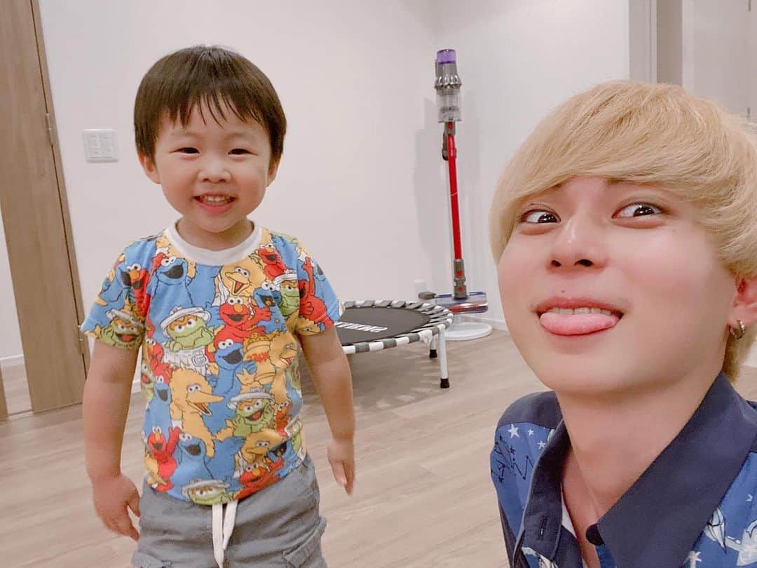 正宗幹也（みっき〜）さんのインスタグラム写真 - (正宗幹也（みっき〜）Instagram)「久方ぶりのぽんす王子👦🏻 会うの半年ぶりぐらいやから序盤見知りされてたけど、慣れてきたら汗びっしょりなるまで一緒に暴れ回ってた😂 もうすぐぽんとぅもお兄ちゃんになるんか〜 想像つかないなあ〜 #👅この顔しかせん」7月4日 22時04分 - _mky_mky