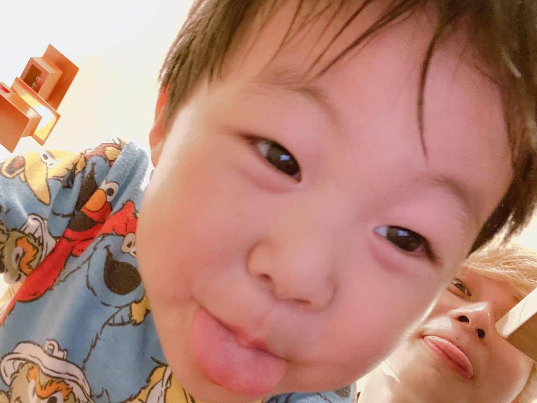 正宗幹也（みっき〜）さんのインスタグラム写真 - (正宗幹也（みっき〜）Instagram)「久方ぶりのぽんす王子👦🏻 会うの半年ぶりぐらいやから序盤見知りされてたけど、慣れてきたら汗びっしょりなるまで一緒に暴れ回ってた😂 もうすぐぽんとぅもお兄ちゃんになるんか〜 想像つかないなあ〜 #👅この顔しかせん」7月4日 22時04分 - _mky_mky