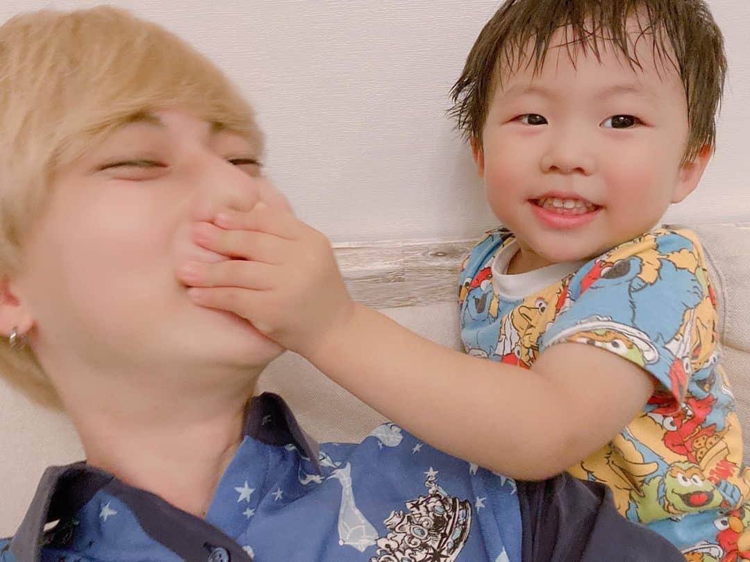 正宗幹也（みっき〜）さんのインスタグラム写真 - (正宗幹也（みっき〜）Instagram)「久方ぶりのぽんす王子👦🏻 会うの半年ぶりぐらいやから序盤見知りされてたけど、慣れてきたら汗びっしょりなるまで一緒に暴れ回ってた😂 もうすぐぽんとぅもお兄ちゃんになるんか〜 想像つかないなあ〜 #👅この顔しかせん」7月4日 22時04分 - _mky_mky