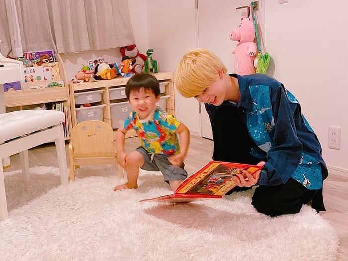 正宗幹也（みっき〜）さんのインスタグラム写真 - (正宗幹也（みっき〜）Instagram)「久方ぶりのぽんす王子👦🏻 会うの半年ぶりぐらいやから序盤見知りされてたけど、慣れてきたら汗びっしょりなるまで一緒に暴れ回ってた😂 もうすぐぽんとぅもお兄ちゃんになるんか〜 想像つかないなあ〜 #👅この顔しかせん」7月4日 22時04分 - _mky_mky