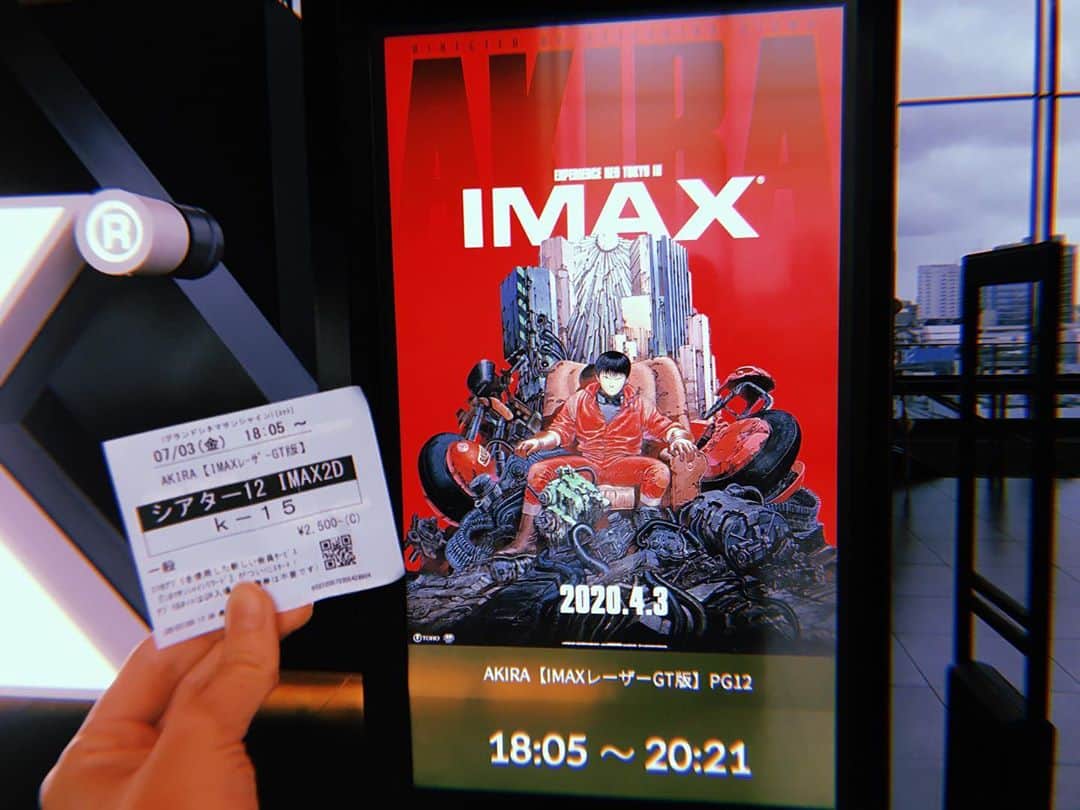 中神円さんのインスタグラム写真 - (中神円Instagram)「「IMAXって2500円もするのか。会員映画館なら一本1000円で観られるから二本分よりも高いじゃないか」とか思っていたのだけれど、なんなら本編始まる前のIMAXの導入みたいな映像の時点で既に感動して鳥肌が立っていた… . 20代半ば過ぎて、新たな感動や衝撃はそう簡単には得られないとわかっている分、こういうお宝みたいな作品と出会える喜びは大きい。 一人でこそこそ映画観に行って、めちゃくちゃ感動して、それを自分の中に留めて帰路につくっていうのが快感なんですよ… 自分史上、映画館での忘れられない体験としては、ツァイ・ミンリャン「河」がトップレベル（ツァイ・ミンリャンに関してはヤバイものを見つけてしまったという恋みたいな、もう監督のつくるもの全てが私の琴線に触れてくるような感じがする） だけど、近年では「芳華」もかなりその域に近い衝撃だった。 劇場では観ていないけど、トリアーの「イディオッツ」という、ハンディカメラで即興劇を撮ってる（ドグマ95っていうトリアーの手法）観ていて疲れる＆退屈な作品があるんですが、わたしは退屈な映画をストレスを感じて我慢しながら観るのが好きで、その我慢が限界値に達しそうになった瞬間に、ものすごく素晴らしいシーンが待ち受けていて、その時の体感も忘れられない（トリアー作品で一番泣いた） 多分トリアーこのシーン撮りたくて映画作ったんじゃないか？って思うくらい。  めちゃくちゃ脱線しましたが… 「AKIRA」に関しては、既にNetflixで観ているから内容はわかった状態で上映に行ったので、IMAXっていう上映環境によって与えられた感動なんだと思う。 ここまで大きいスクリーンは久しぶりだったし、なにより音響が上質。やっぱり環境って大事ですね。 環境でここまで違う感覚になるのだから、映画館へ出かける意義を再確認しました。 2020年の映画館がこんなにハイクオリティなのだから、2100年の映画館はもっとすごいんだろうな。  ○ P.S :また告知しますが、近々わたしが好きな映画について長々語っている紙媒体が発行されます。わーい。」7月4日 21時57分 - 1yen2yen3yen