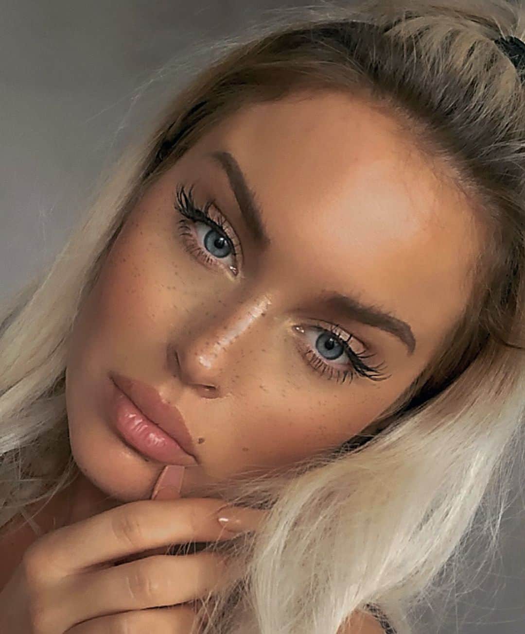ファニー・リックマンのインスタグラム：「Selfie from 2 days ago when I was studying 🤓🚗 Just wanted to say that I passed the test😏🥰🥇」