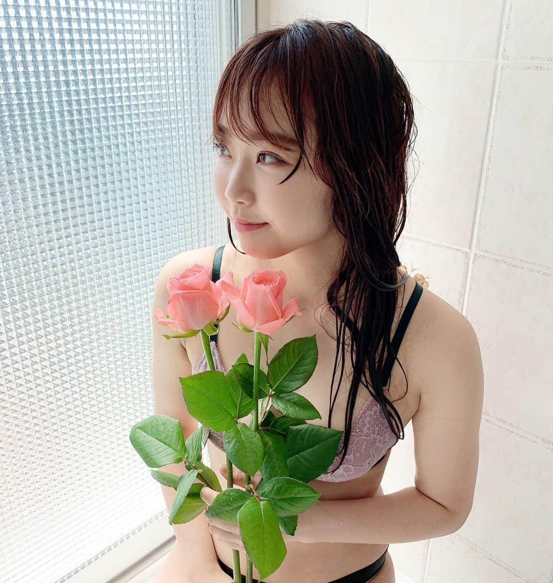 加藤夕夏さんのインスタグラム写真 - (加藤夕夏Instagram)「﻿ ﻿ ﻿ 🌹🌹🌹﻿ ﻿ オンラインお話会﻿ ありがとうございました！☺️﻿ ﻿ #BLTgraph 買ったよ！と見せてくれたり﻿ 感想聞けて嬉しかったです❤︎﻿ ﻿ なのでー、オフショット🌷🌹﻿ ﻿ 外の風景見せてくれたり﻿ 海外の方とも会えたり﻿ すごく楽しかった〜☺️☺️！﻿ また明日もよろしくですー！﻿ ﻿ #グラビア﻿ #オンラインお話会」7月4日 22時00分 - uuka_nmb