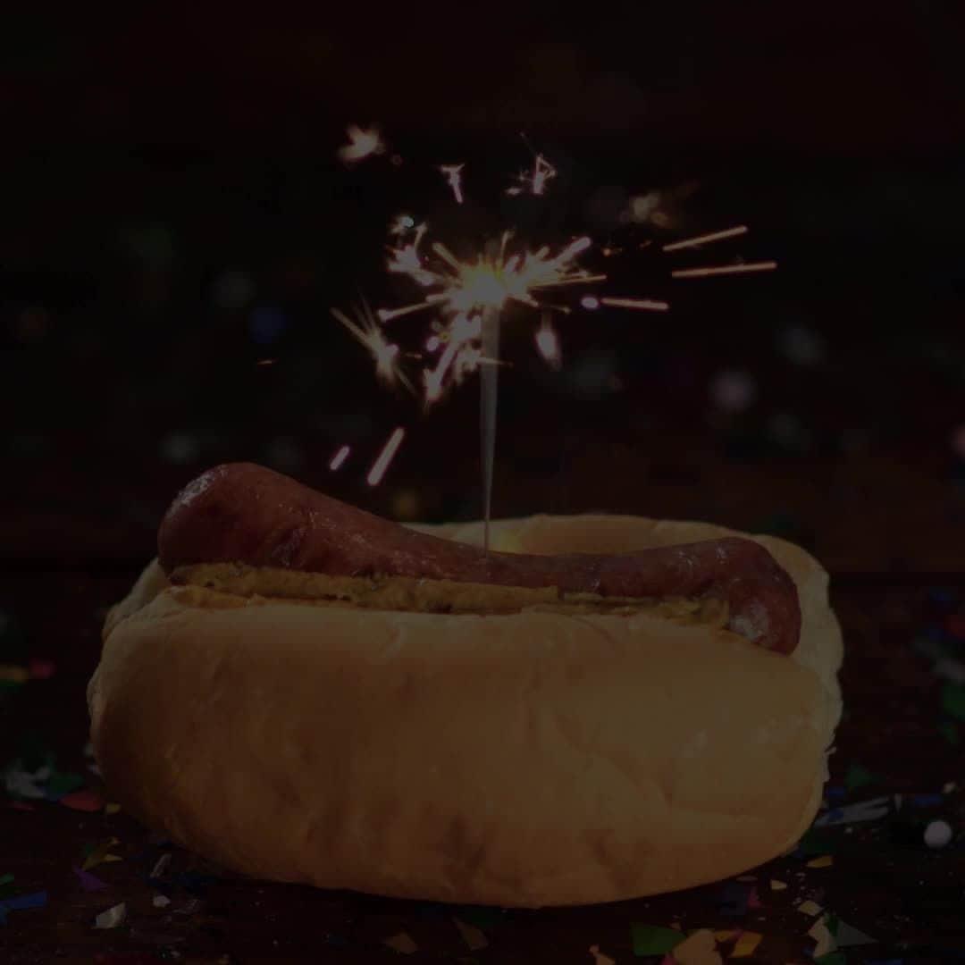 ジョンソンヴィルのインスタグラム：「Happy Birthday, America.   #YouCantSpellSausageWithoutUSA 🌭🇺🇸 #happy4thofjuly #happy4th #4thofJuly #BetterWithSausage #grilling」