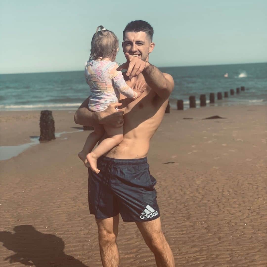 マックス・ウィットロックのインスタグラム：「Wheres the good weather at ☀️😊」